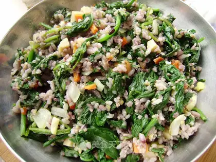 stir-fried rice with spinach leaves