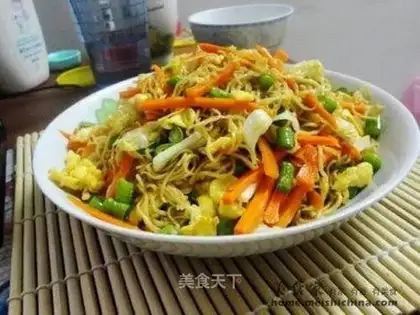 Fried noodles with vegetarian vegetables