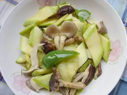 Double mushroom slices of cucumber