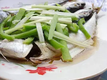 Steamed green fish with oyster flavor