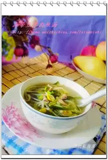 Seaweed bean sprouts and shredded pork soup