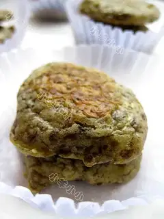 Seaweed egg yolk cake