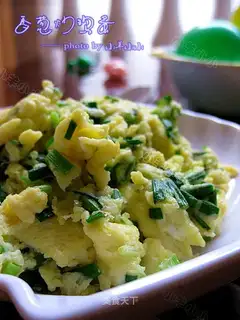 Scrambled eggs with chives