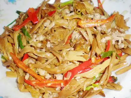 stir-fried pork with yellow flowers