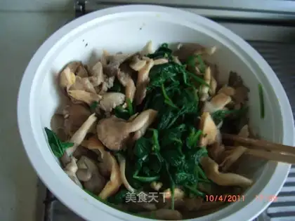 Spinach mixed with mushroom