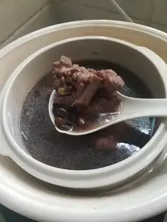 Black bean ginger pigbone soup