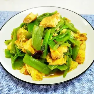 Spinach and fried eggs