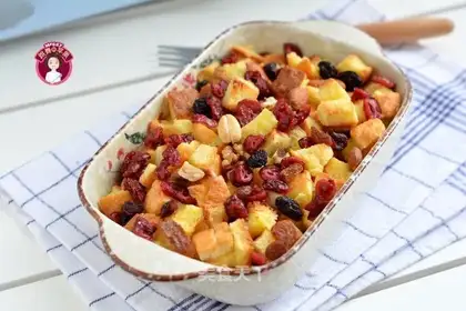 Toast cranberry pudding