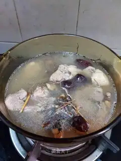 Five fingers, peaches, pig bones