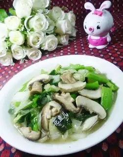 Two mushrooms, oil and cabbage