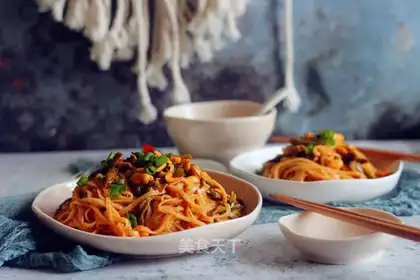 Red oil noodles