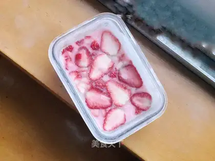It's a very simple strawberry milk pudding