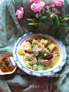 Corn stew pig hoof