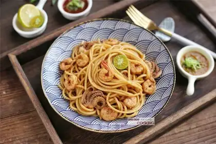 Beef sauce seafood noodles