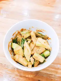 Sesame sauce and cucumber