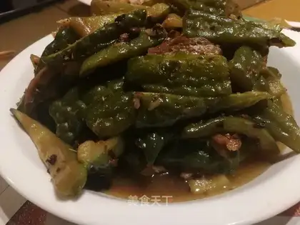 The beanfish fried the bitter melon