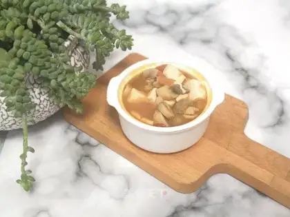 White mushroom tofu soup