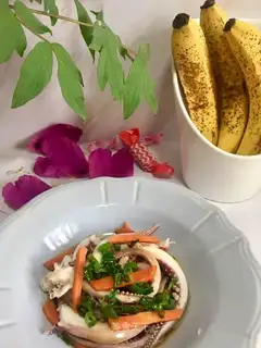 Onion oil, squid legs