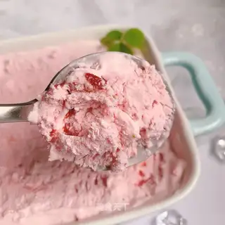 Strawberry yogurt ice cream