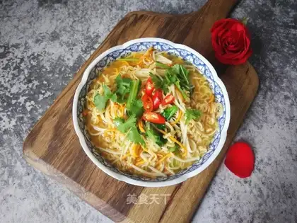 The golden fungus weeds are cooked for noodles