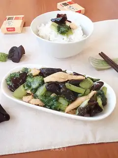 Chicken gravy, woody cabbage