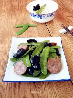 Sausage fried Dutch beans