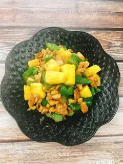 Low-calorie pineapple chicken