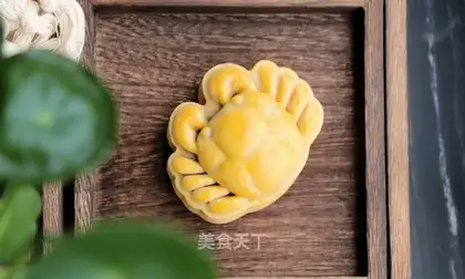 Crab moon cakes