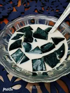 Black powdered sugar