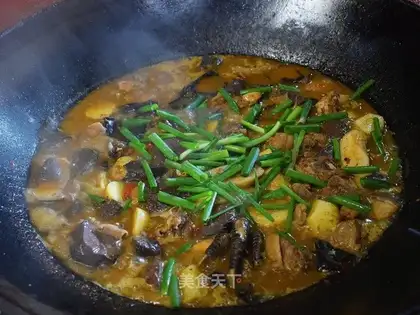 Chicken in a wood pot