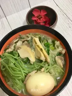 Eggs and abalone spinach noodles
