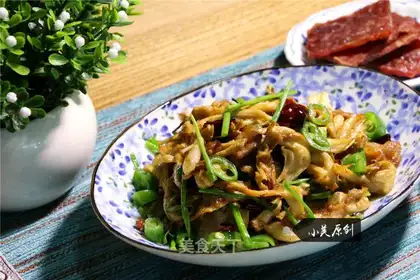 The next meal will be fried with a dry pan of mushrooms