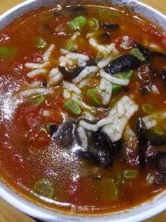 Red soup makes its own rice powder