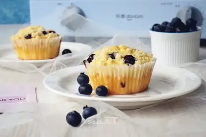 Soccer blueberry mackerel cake