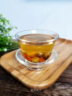 A rose tea with a daisy