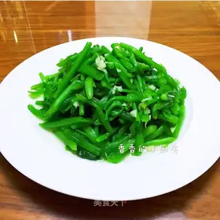 Green pepper pumpkin vine