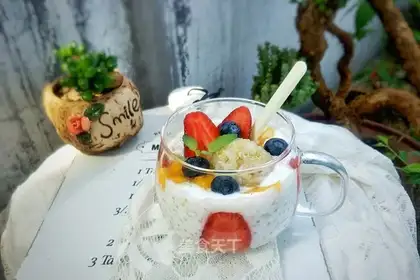 A quinoa yogurt fruit cup