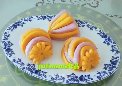 Creative double-coloured buns
