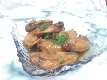 A greasy chicken with wings