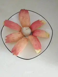 Seven petals of a fruit plate