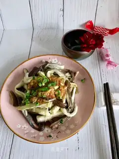 Garlic hand tore eggplant