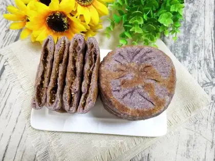 Black rice sesame cakes