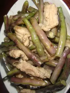 Fried pork slices with beans