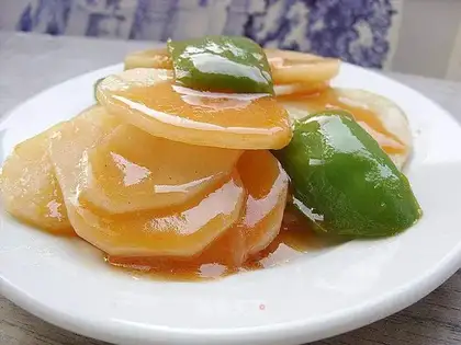 Potato chips in tomato sauce