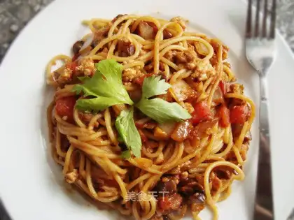 Noodles with tomato meat sauce