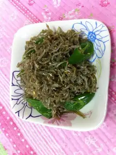 Sesame whitebait