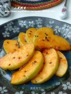 Apples soaked in Korean spicy sauce