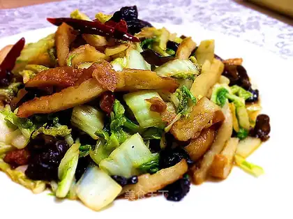 Sauteed with fungus, cabbage and fish cake