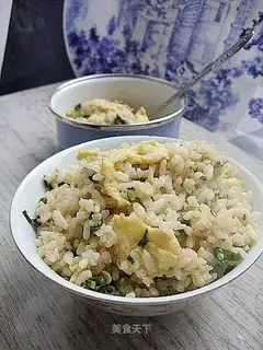 Fried rice with lettuce leaves and eggs