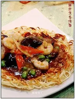 Baked noodles with fresh shrimp and roasted aroma